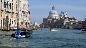 Accident tragique à Venise : un couple de jeunes mariés décède après une collision en lagune