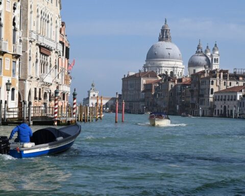 Accident tragique à Venise : un couple de jeunes mariés décède après une collision en lagune