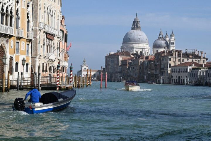 Accident tragique à Venise : un couple de jeunes mariés décède après une collision en lagune