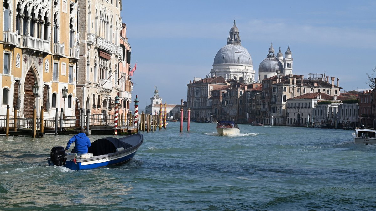 Accident tragique à Venise : un couple de jeunes mariés décède après une collision en lagune
