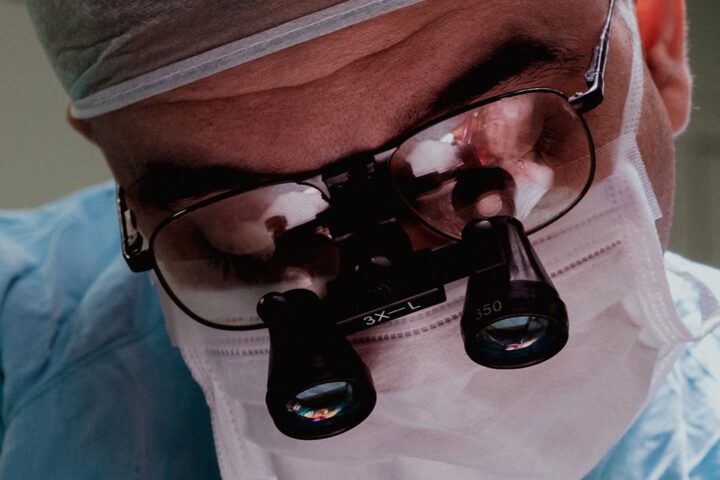 Accusation de mutilations graves : un neurochirurgien écossais aurait causé près de 200 victimes à Dundee