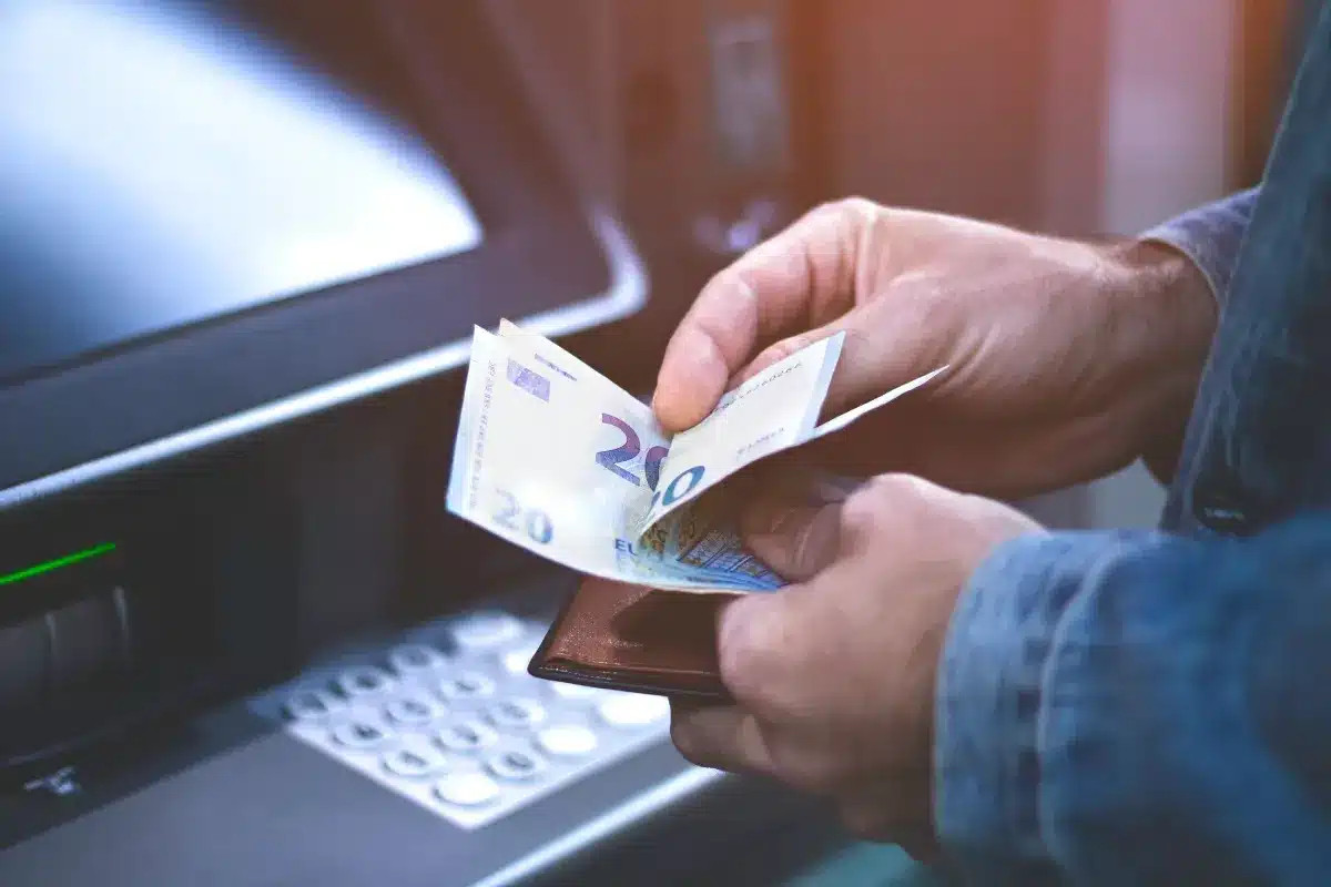 Adieu aux distributeurs de votre banque : Cash Services remplace tout, mais de nombreux clients peinent à comprendre les changements.