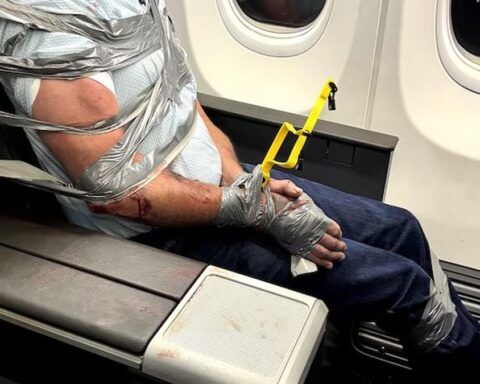 Agression en plein vol : un passager arrêté après avoir attaqué son voisin sur un vol American Airlines
