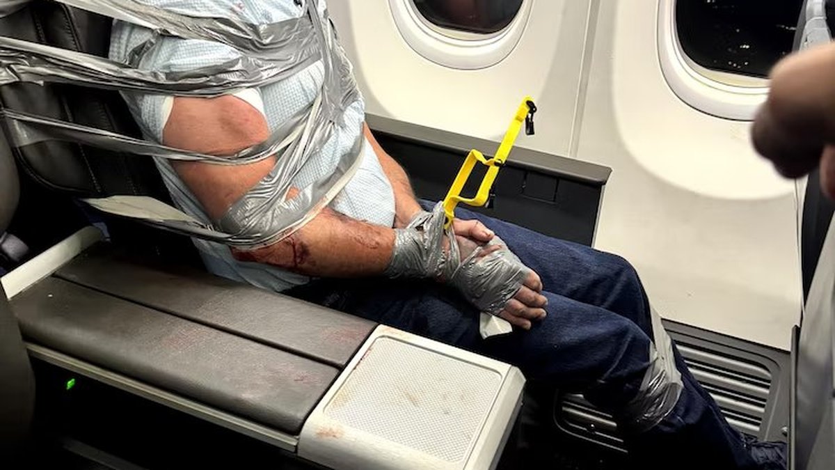Agression en plein vol : un passager arrêté après avoir attaqué son voisin sur un vol American Airlines