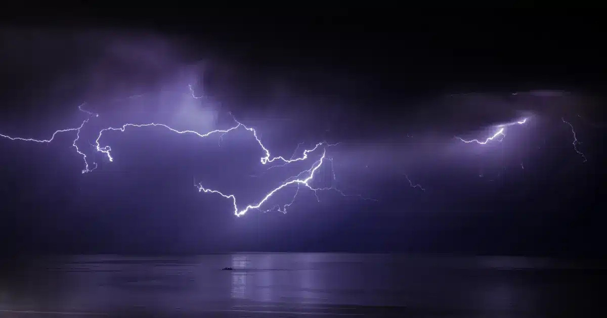 Alerte orages : 12 départements sous menace de foudre, les pompiers se préparent à des conditions extrêmes avec la hausse des températures