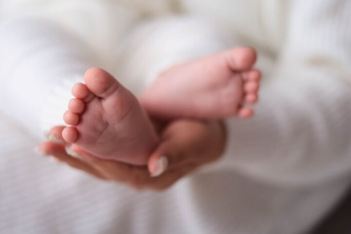 Amies de longue date, Leslie et Alexis deviennent grands-mères en même temps après le mariage de leurs enfants