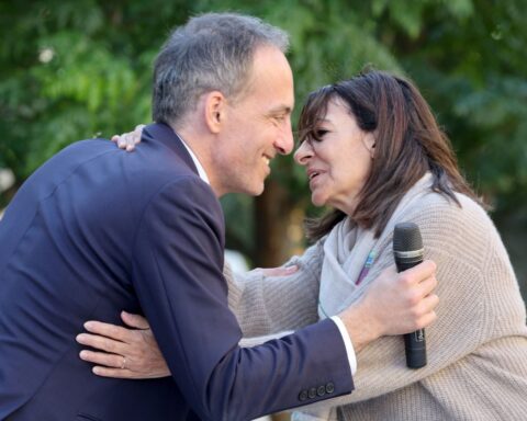 Anne Hidalgo soutient Raphaël Glucksmann pour la primaire de la gauche en 2027