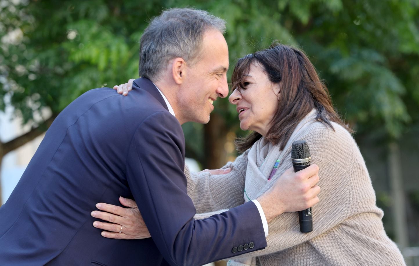 Anne Hidalgo soutient Raphaël Glucksmann pour la primaire de la gauche en 2027