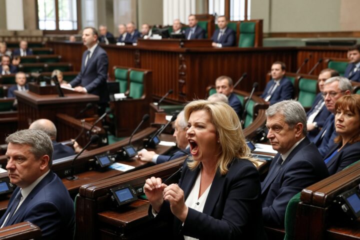 En Pologne, une députée du PiS imite un aboiement au Sejm pendant un discours ministériel