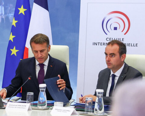 Baisse historique de la popularité d'Emmanuel Macron et de Sébastien Lecornu avant l'élection présidentielle