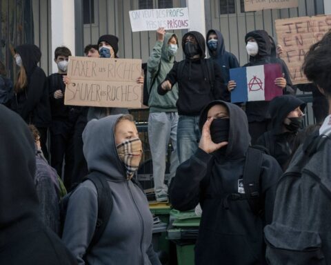 Blocages dans les lycées : le gouvernement appelle les forces de l’ordre à intervenir face aux violences