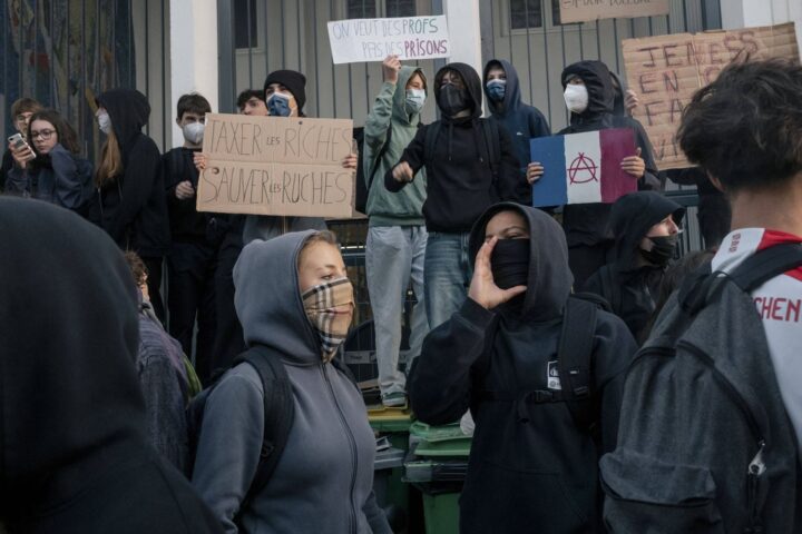 Blocages dans les lycées : le gouvernement appelle les forces de l’ordre à intervenir face aux violences