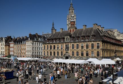 Braderie de Lille : présence de Mélenchon et Attal, tensions de campagne en vue