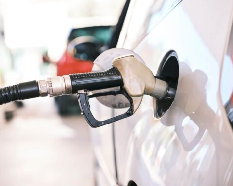 Carburant à 2,41 € : le gouvernement annonce son dispositif d'aides d'urgence.