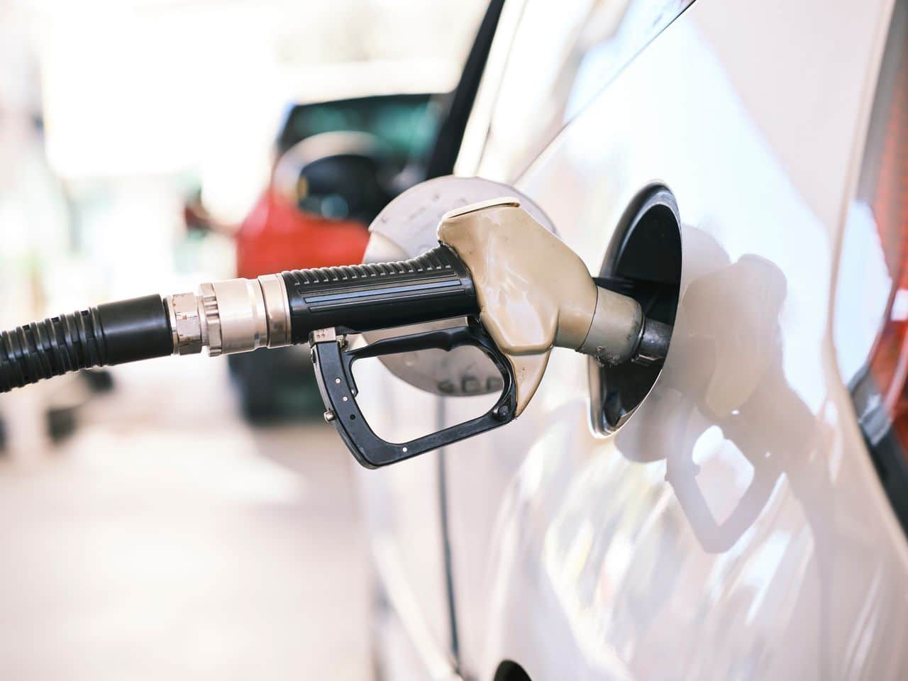 Carburant à 2,41 € : le gouvernement annonce son dispositif d'aides d'urgence.