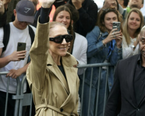 Céline Dion quitte l'hôtel à Paris, marque son retour sur scène à Nanterre
