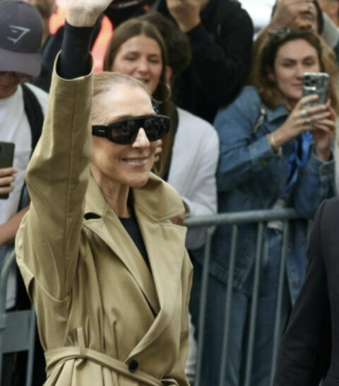 Céline Dion quitte l'hôtel à Paris, marque son retour sur scène à Nanterre