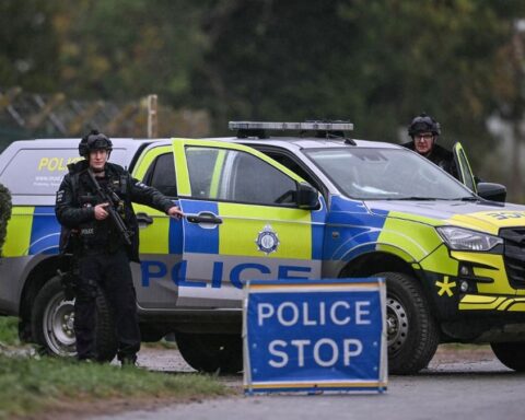 Cinq hommes arrêtés au Royaume-Uni pour préparation d'un acte terroriste près de la base aérienne de Fairford
