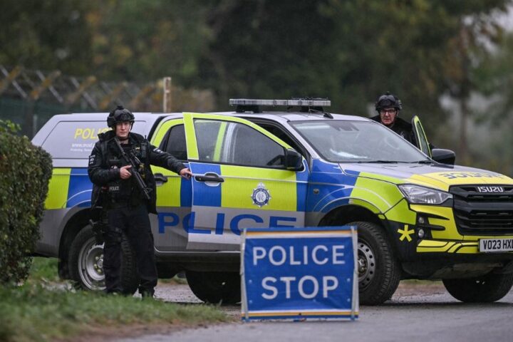 Cinq hommes arrêtés au Royaume-Uni pour préparation d'un acte terroriste près de la base aérienne de Fairford