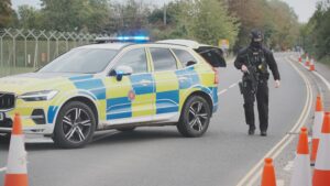 Cinq hommes arrêtés pour un complot terroriste présumé près d'une base militaire britannique utilisée par les forces américaines