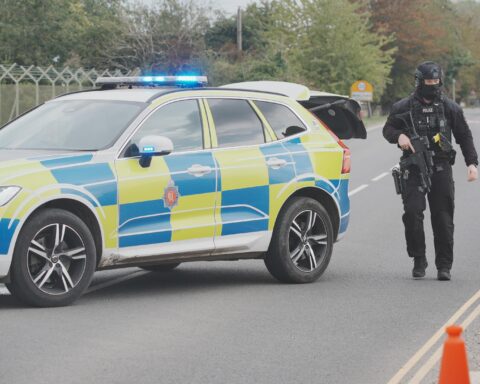 Cinq hommes arrêtés pour un complot terroriste présumé près d'une base militaire britannique utilisée par les forces américaines