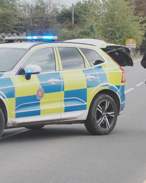 Cinq hommes arrêtés pour un complot terroriste présumé près d'une base militaire britannique utilisée par les forces américaines