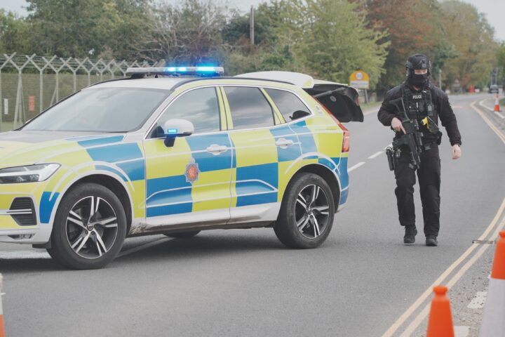 Cinq hommes arrêtés pour un complot terroriste présumé près d'une base militaire britannique utilisée par les forces américaines