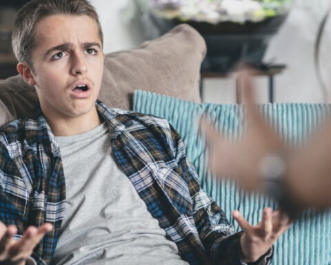 Comment aborder la sexualité avec son adolescent : conseils d'une sexologue à Paris