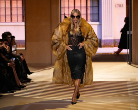 Demna présente une collection personnelle chez Gucci, alliant glamour excentrique et rébellion à Milan