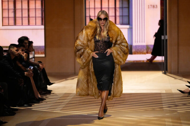 Demna présente une collection personnelle chez Gucci, alliant glamour excentrique et rébellion à Milan