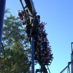 Des accidents graves sur les montagnes russes X2 de Six Flags Magic Mountain : une femme dans le coma après une série de blessures