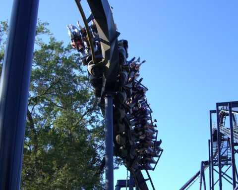 Des accidents graves sur les montagnes russes X2 de Six Flags Magic Mountain : une femme dans le coma après une série de blessures