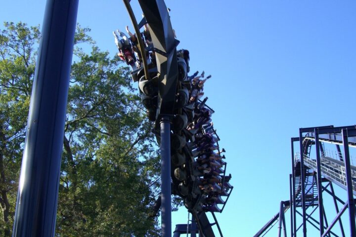 Des accidents graves sur les montagnes russes X2 de Six Flags Magic Mountain : une femme dans le coma après une série de blessures