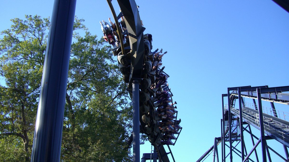 Des accidents graves sur les montagnes russes X2 de Six Flags Magic Mountain : une femme dans le coma après une série de blessures