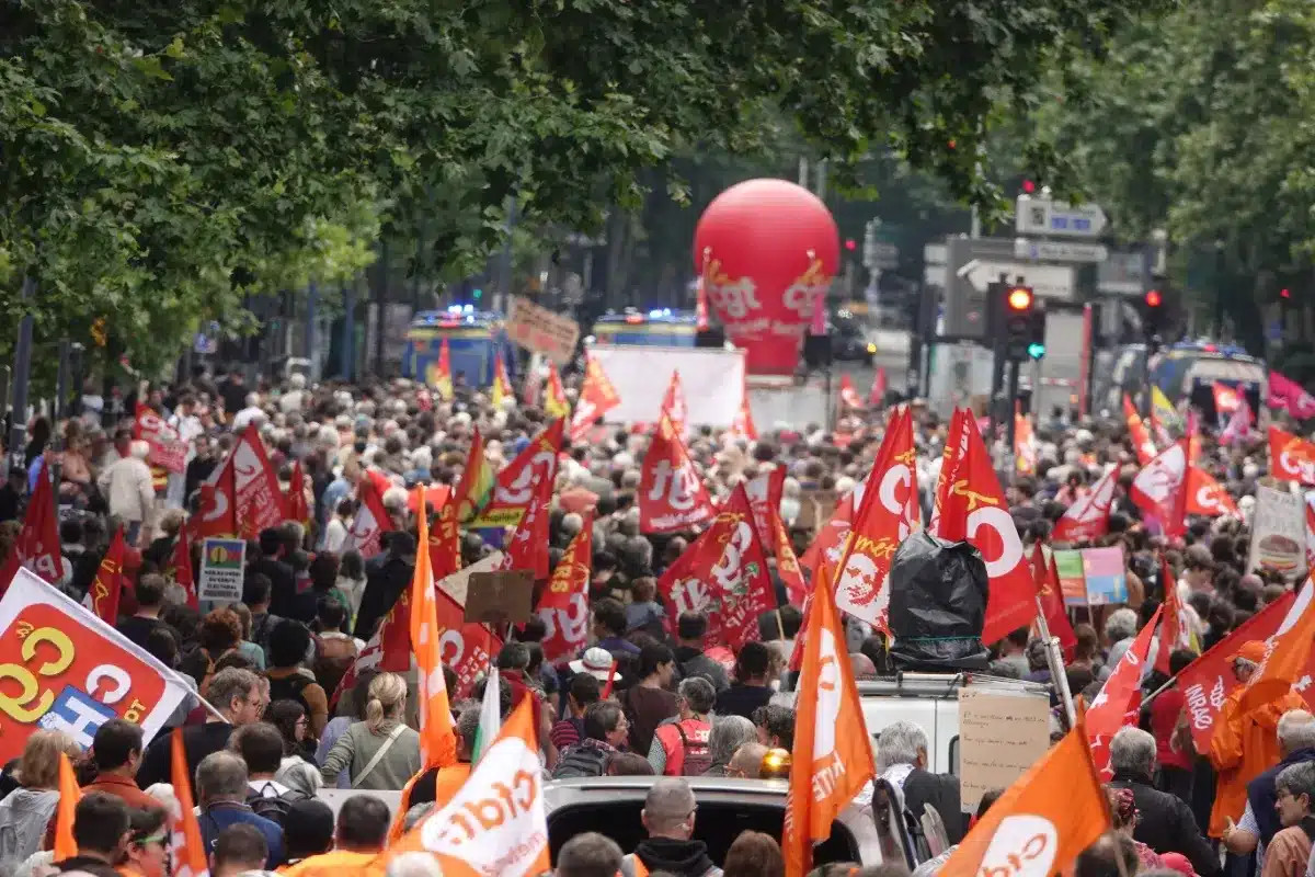Des centaines de milliers de fonctionnaires manifestent mardi : « Nous devons faire plus avec moins, cela ne peut plus continuer »