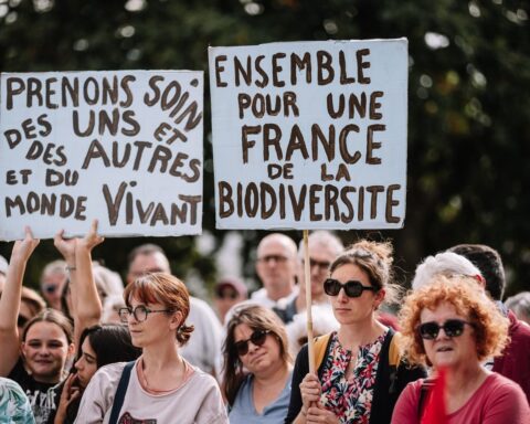 Des milliers de personnes manifestent en France pour des mesures d'urgence face à la crise climatique