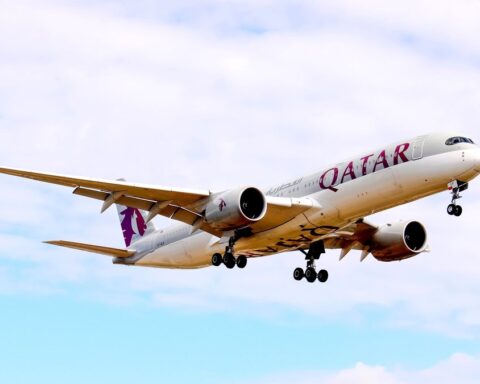 Deux passagers agressifs d'un vol Melbourne-Doha maîtrisés par l'équipage avec des colliers de serrage