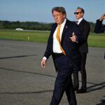 Donald Trump change de look avec des cheveux plus foncés lors de son arrivée dans le New Jersey