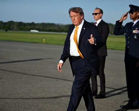 Donald Trump change de look avec des cheveux plus foncés lors de son arrivée dans le New Jersey