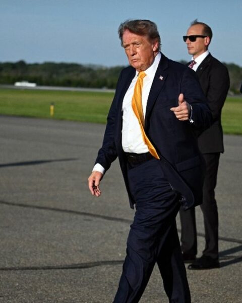 Donald Trump change de look avec des cheveux plus foncés lors de son arrivée dans le New Jersey