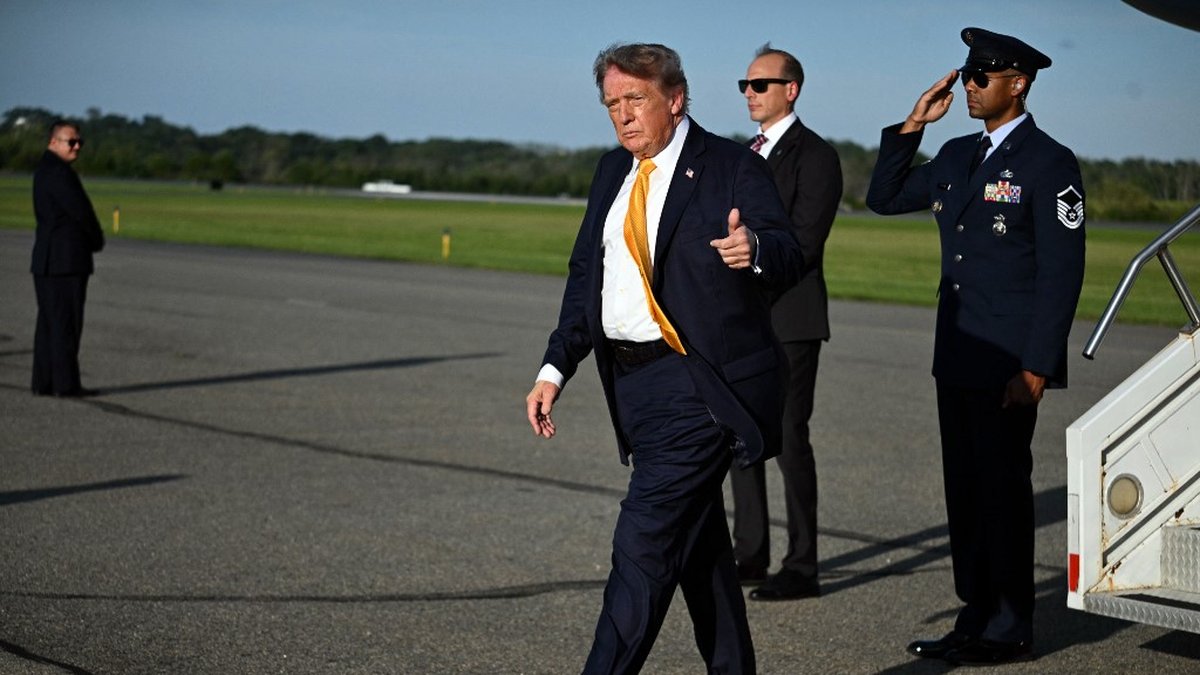 Donald Trump change de look avec des cheveux plus foncés lors de son arrivée dans le New Jersey