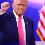 Donald Trump défend l'intelligence artificielle en critiquant les opposants lors de son discours en Irlande