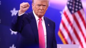 Donald Trump défend l'intelligence artificielle en critiquant les opposants lors de son discours en Irlande
