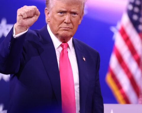 Donald Trump défend l'intelligence artificielle en critiquant les opposants lors de son discours en Irlande