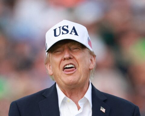 Donald Trump rejette les appels à réguler l'intelligence artificielle, évoquant une conspiration favorisant la Chine