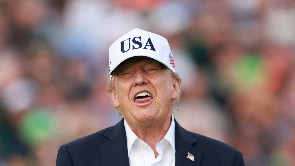 Donald Trump rejette les appels à réguler l'intelligence artificielle, évoquant une conspiration favorisant la Chine
