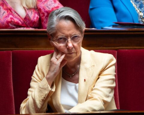 Élisabeth Borne critique Gabriel Attal et Édouard Philippe dans la préparation de la présidentielle 2027