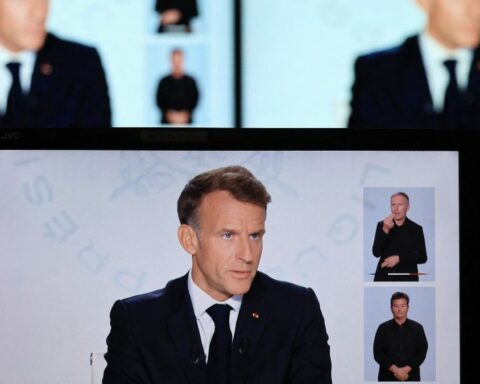Emmanuel Macron annonce l'envoi de soutien militaire en Arabie saoudite face à la menace russe en Ukraine