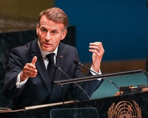 Emmanuel Macron envoie des troupes en Arabie saoudite pour sécuriser le port de Yanbu et réguler les prix du pétrole