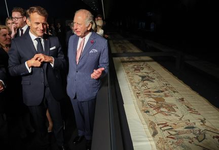 Emmanuel Macron inaugure l'exposition de la tapisserie de Bayeux à Londres, un geste pour renforcer les liens culturels
